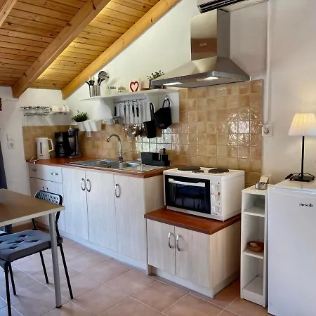 Appartement Cosy Loft Apartment In Argyrades Village *