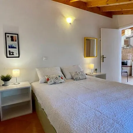 Cosy Loft Apartment In Argyrades Village Argyrades